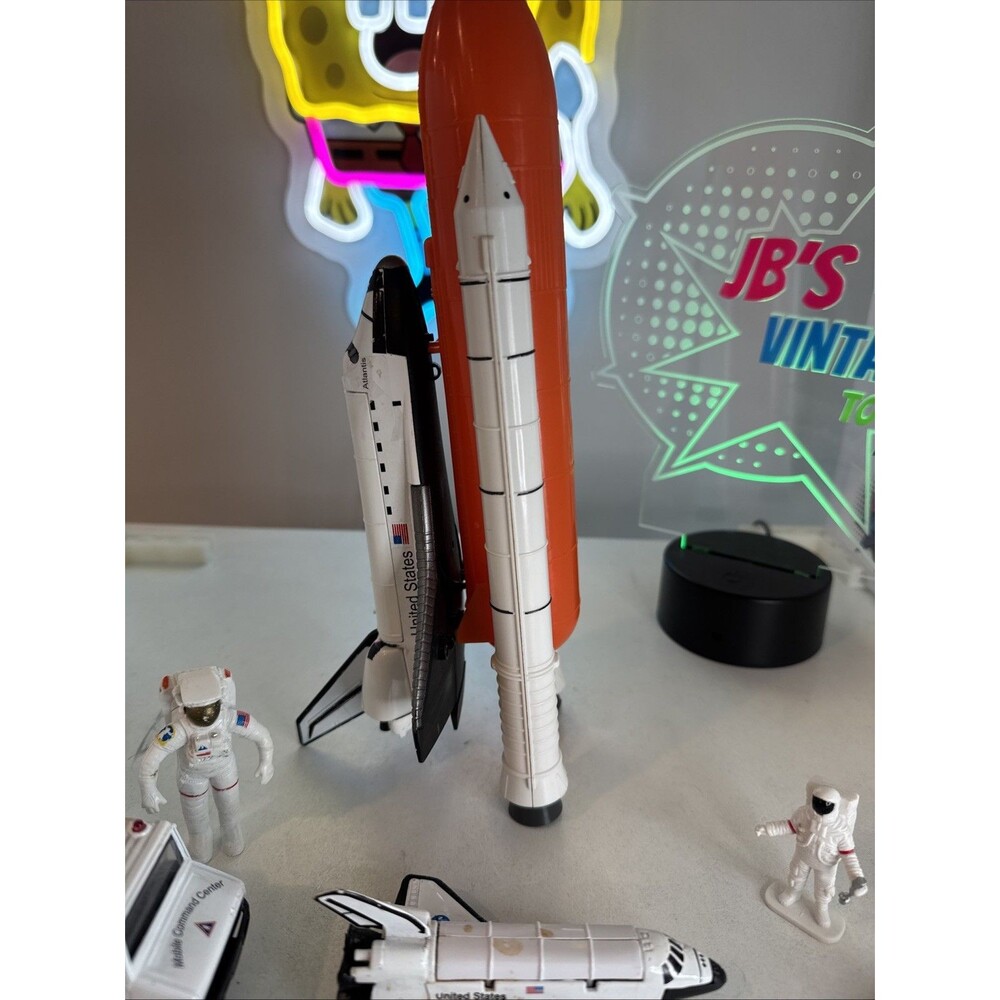Space Shuttle Launch Set With Figures - Picture 5 of 6